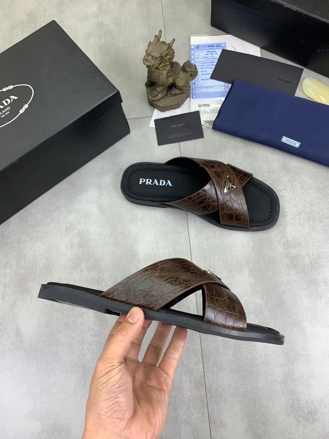 Men's shoes 💰P320💰【New style】🎁🎁🎁 PRADA Prada's new casual slippers, original official website 1:1, perfect workmanship, conveying a kind of noble luxury, sublimating its definition of luxury in Prada's high-end extraordinary craftsmanship. Original combination outsole, size: 39-46 colors 🉑️ to choose from
